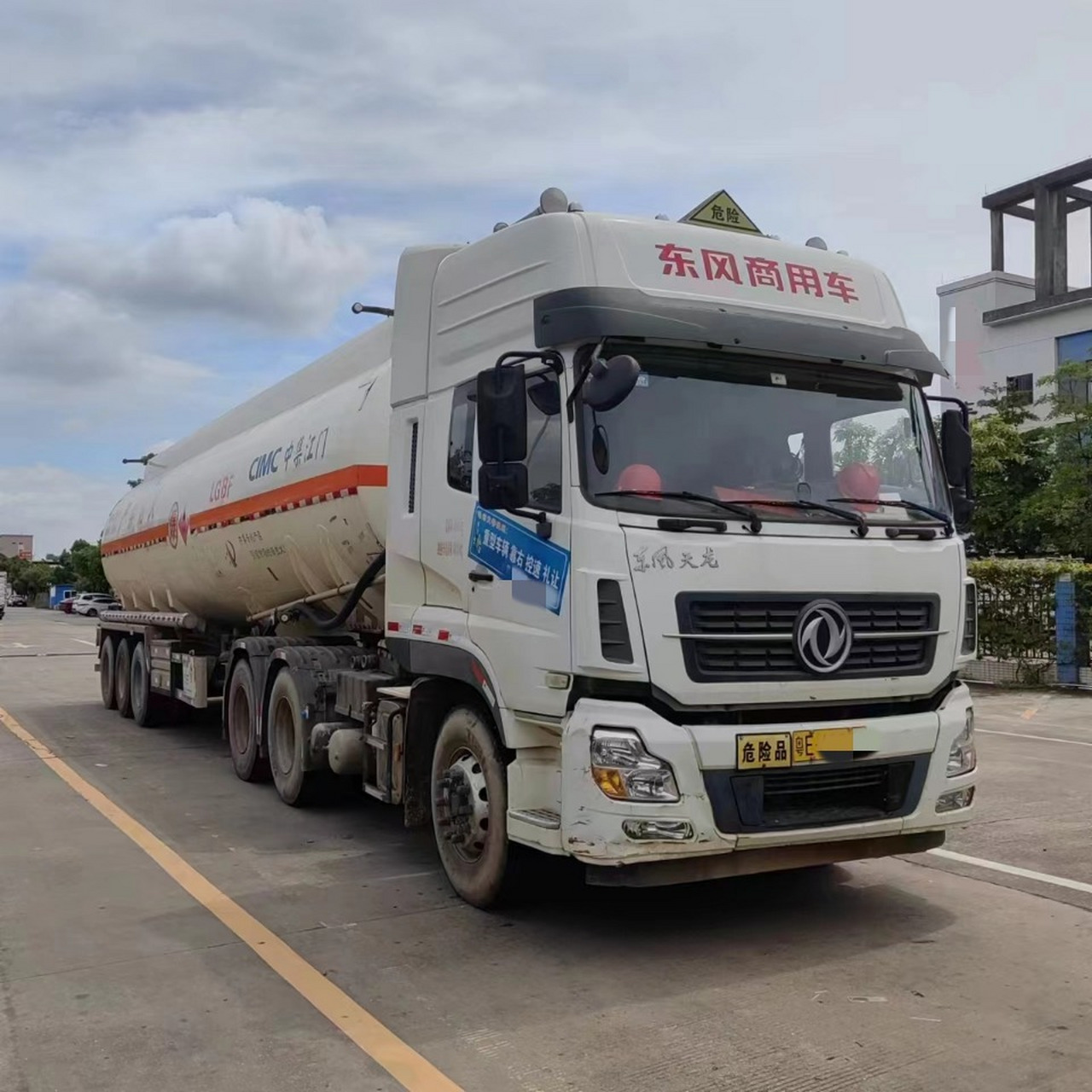 (342)出售18年7月广东佛山户东风天龙33吨半挂油罐车,罐体容积46方,双