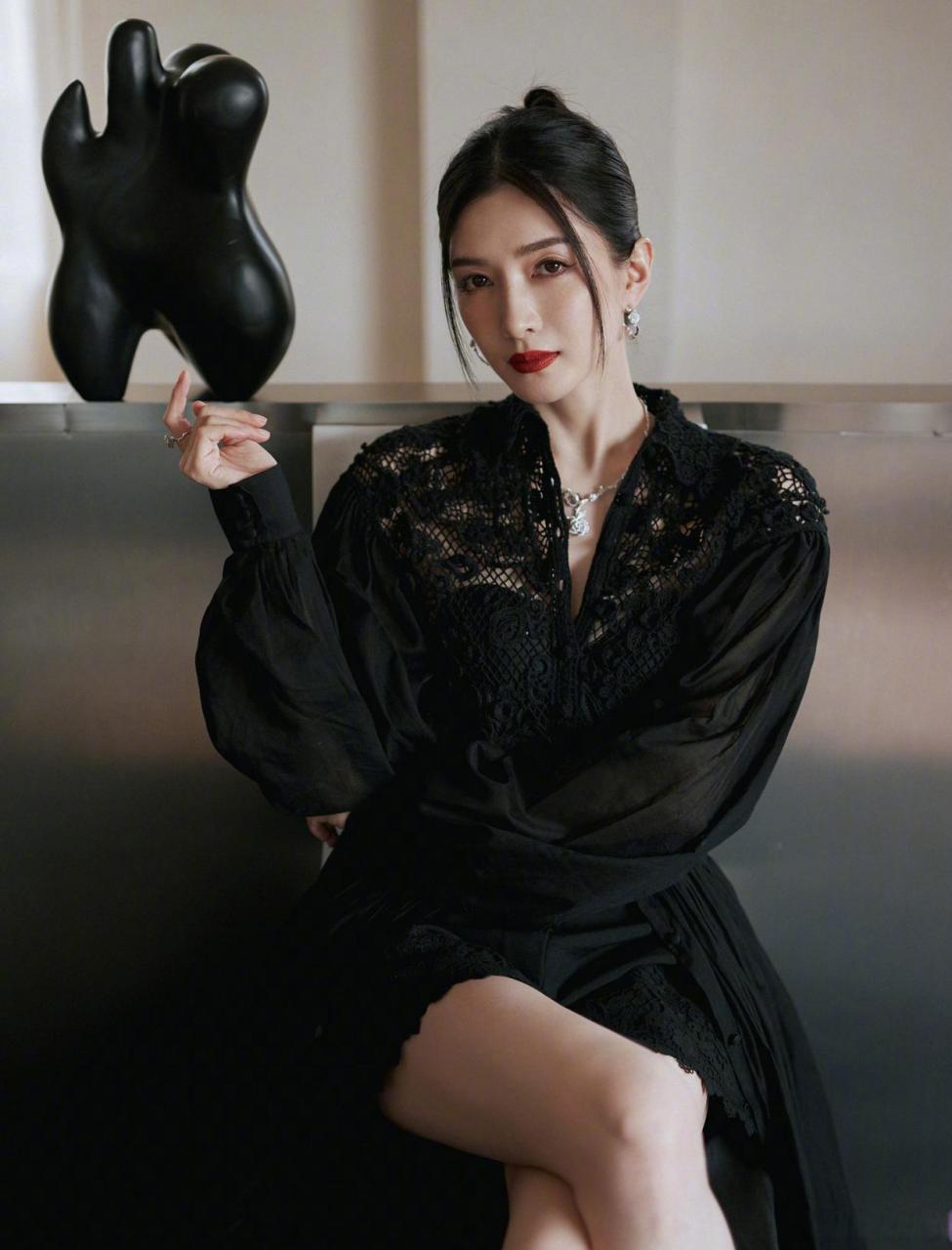 江疏影红唇美妆写真,尽显女神风范,美艳绝伦!