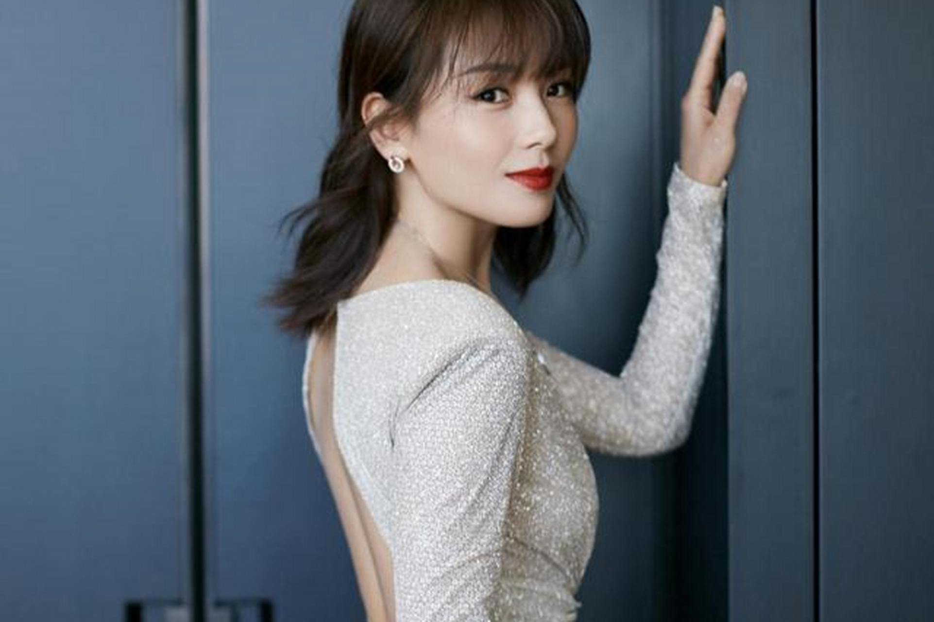 刘涛中年女性穿搭典范,深v碎钻裙展现优雅与性感,卷发造型弱化颧骨显