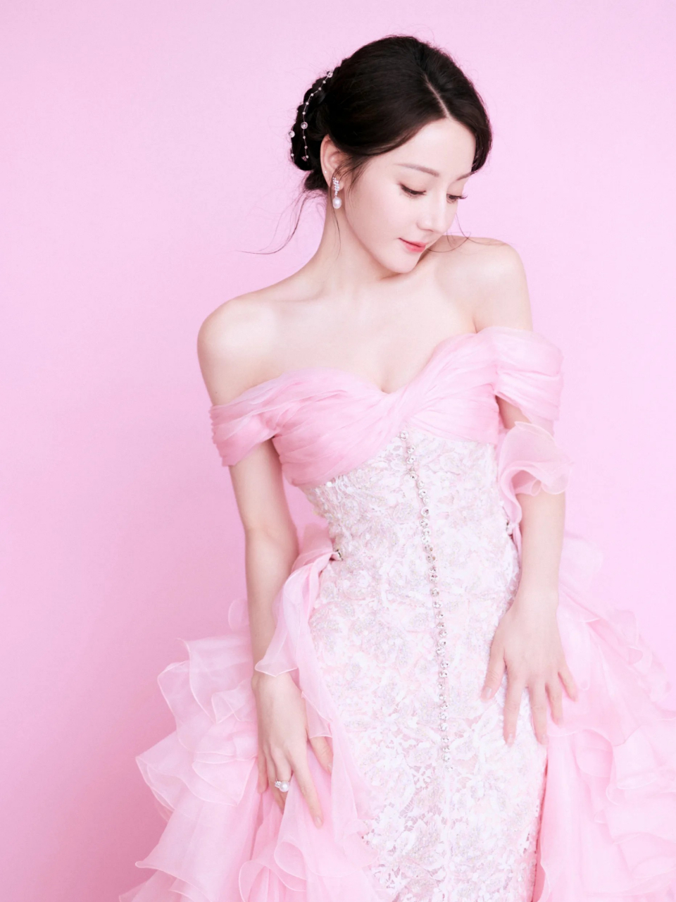 迪丽热巴粉色的亮色银色高定礼服 迪丽热巴演绎浅影低诉朦胧悸动,彩色