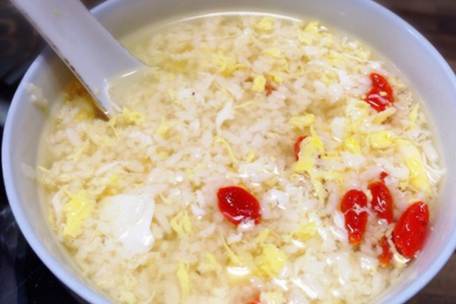 醪糟鸡蛋汤是一款暖心暖胃的美食,做法简单,食材易得.