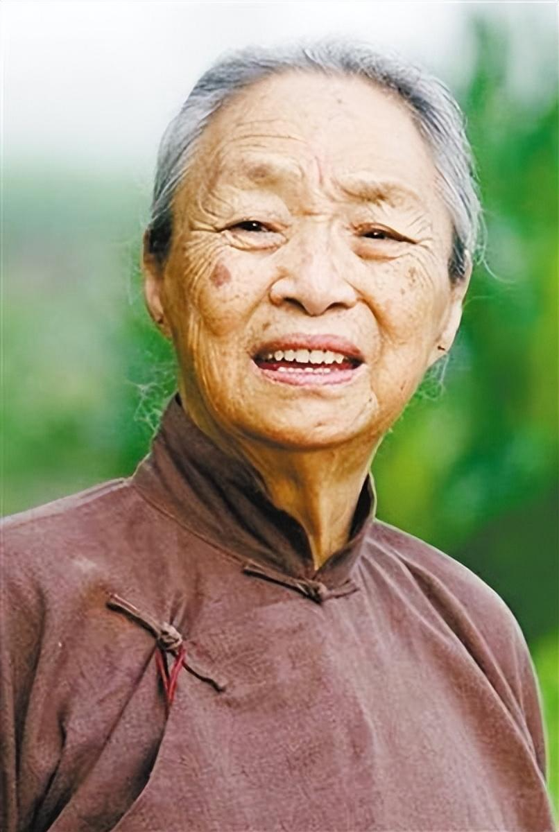 柏青:国家一级演员,因病去世千人送行,23岁孙子更是人民英雄