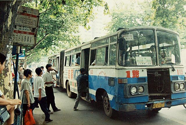 这是九江市八九十年代的公共汽车,大通道饺链车,那时车上有售票员卖票