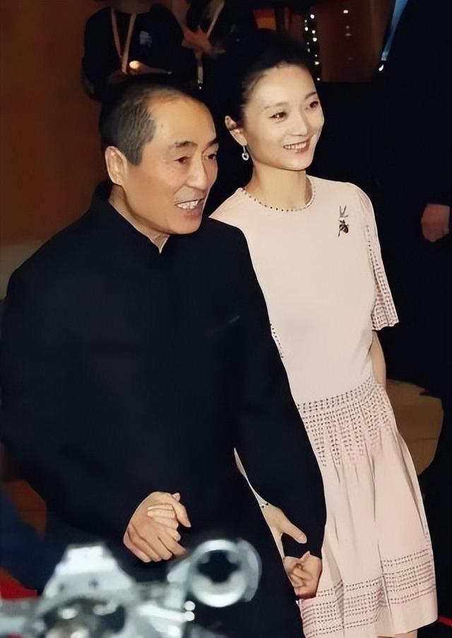 回顾72岁的张艺谋尽管岳母比自己小了11岁给她尽孝也能坦然