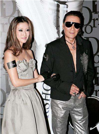 "相较于谢贤风平浪静,谢霆锋显然怒气十足.