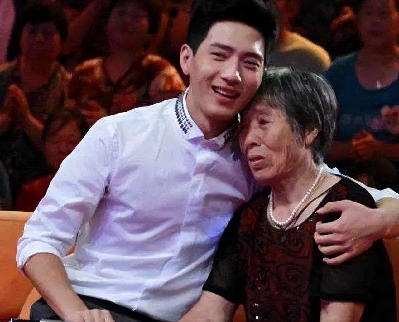 回顾井柏然出生28天被弃60岁奶奶捡废品将他养大走红父母认亲