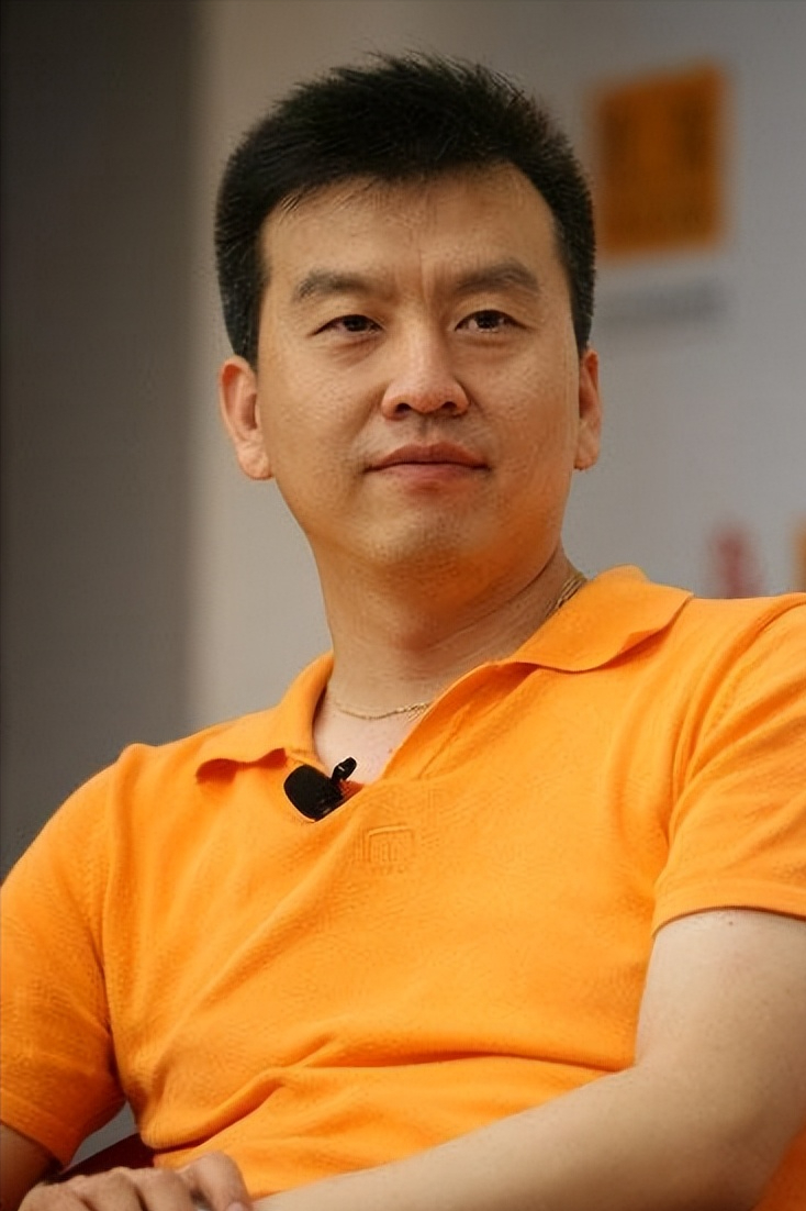 回顾央视主持人张泽群55岁老来得子乐开怀妻子身份却至今成谜