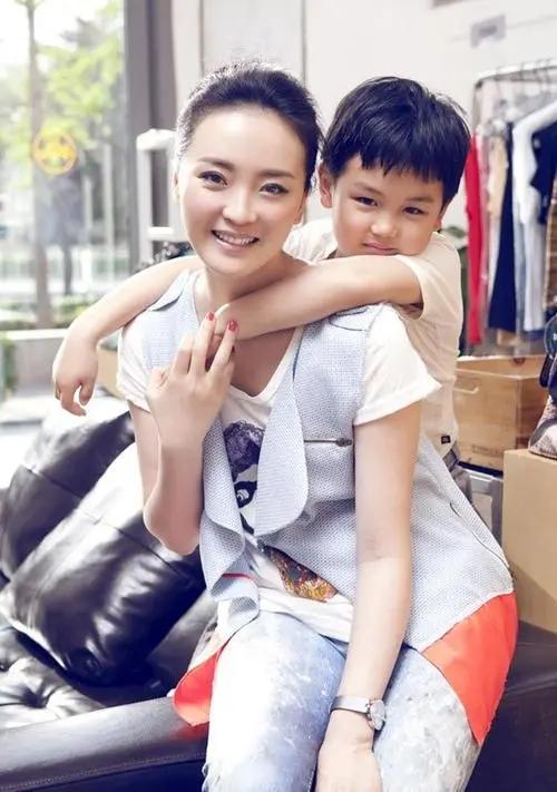 回顾晴格格王艳嫁入豪门做模范继母亲儿子却让她头疼