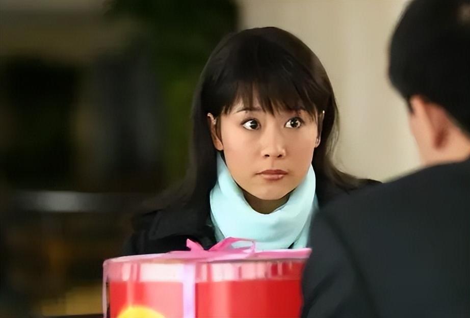 海清出身名门望族,是甘家大院的后人,本名叫黄怡.