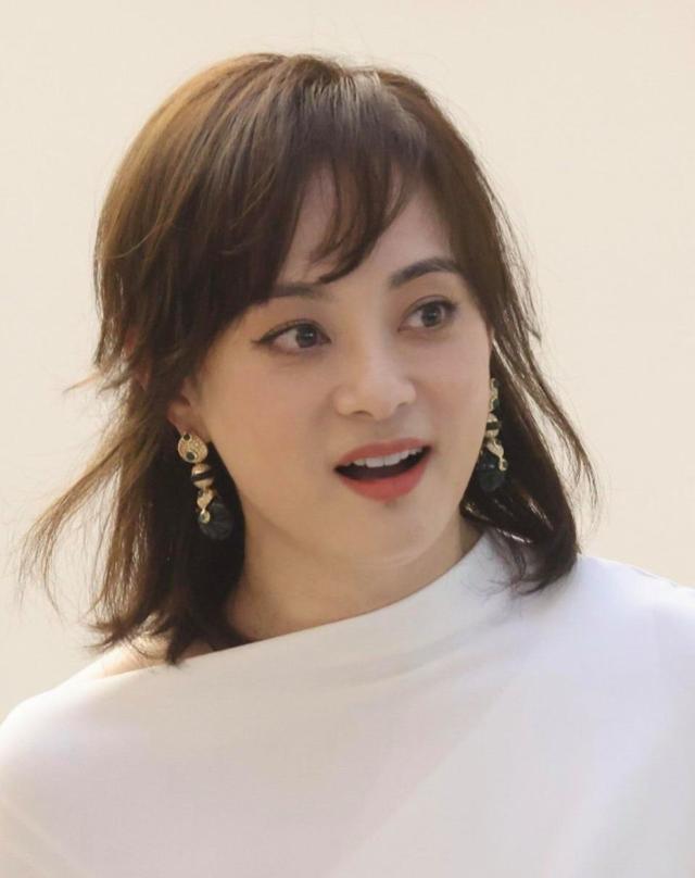 42岁孙俪终于放弃了"微商头",近照满脸皱纹,但气质惊艳