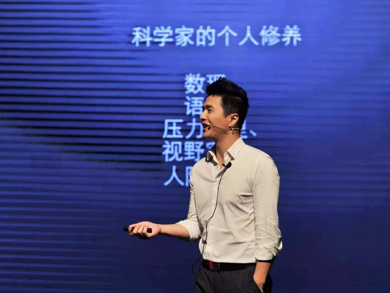 魏坤琳身上的话题度,恰逢江苏卫视的《最强大脑》筹办在即,"最帅教授"