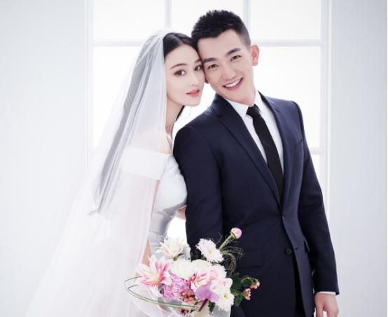 张馨予晒广东的别墅,老公抱猫出镜,37岁何捷留了长发越来越帅气