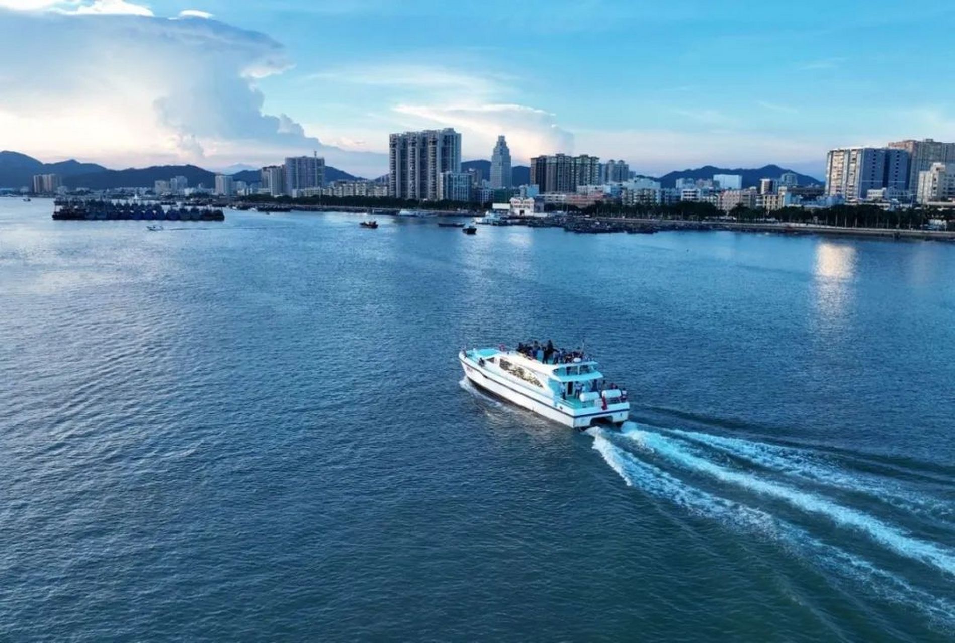 汕尾是广东的文化旅游胜地,拥有红海湾,凤山祖庙,铜鼎山等自然人文