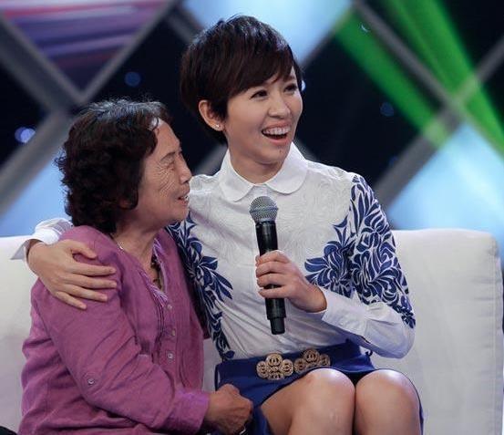 回顾欧阳夏丹16岁父亲去世一心工作为母亲如今为母突然消失