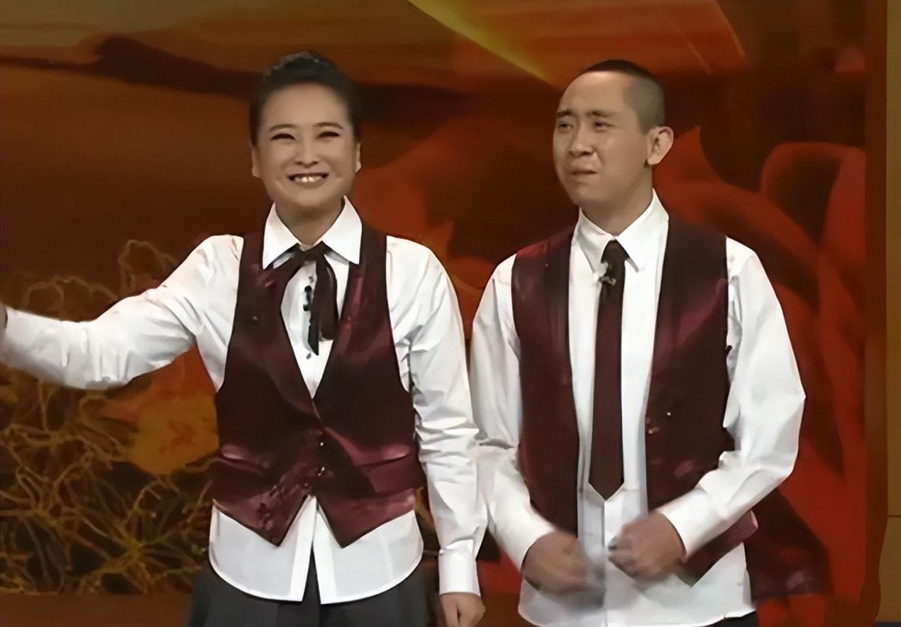 2010年,贾玲和白凯南组成了搭档,一起在舞台上表演的相声《大话捧逗