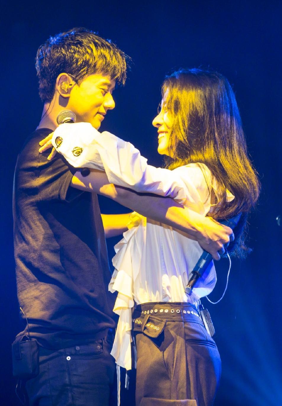 回顾谢娜嫁小1岁张杰婚后连生三娃如今一家五口其乐融融