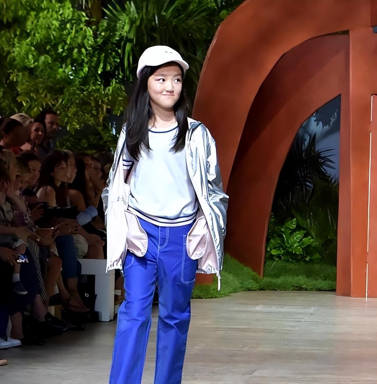 回顾李亚鹏女儿李嫣在父母离异阴影下长大现父亲再婚我心疼母亲