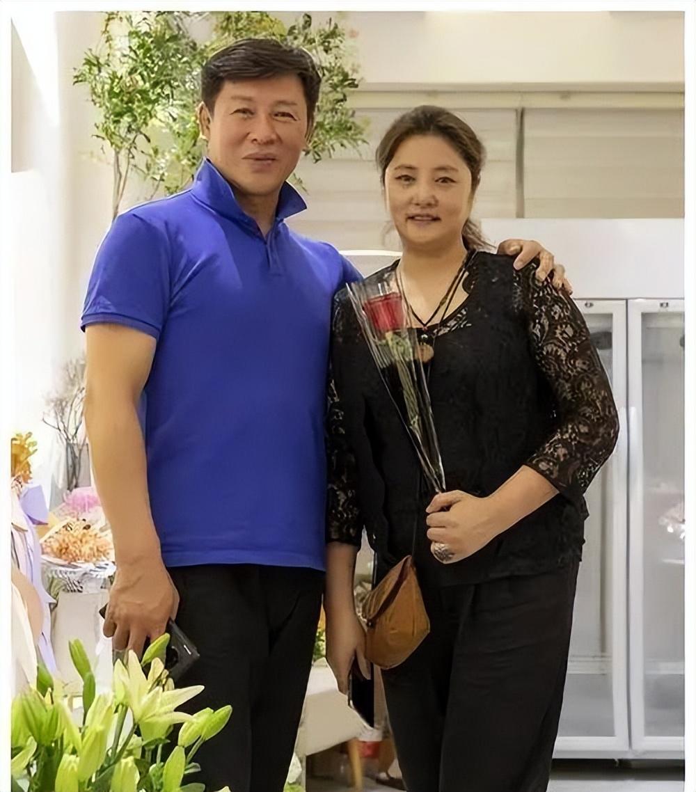 回顾胡亚捷妻子照顾3个家庭让他愧疚因岳父健康被妻子感激