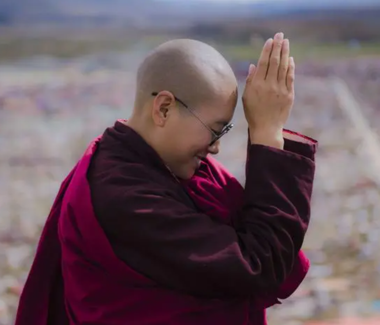 创始人名为阿秋仁波切,自幼就对佛教非常地向往.