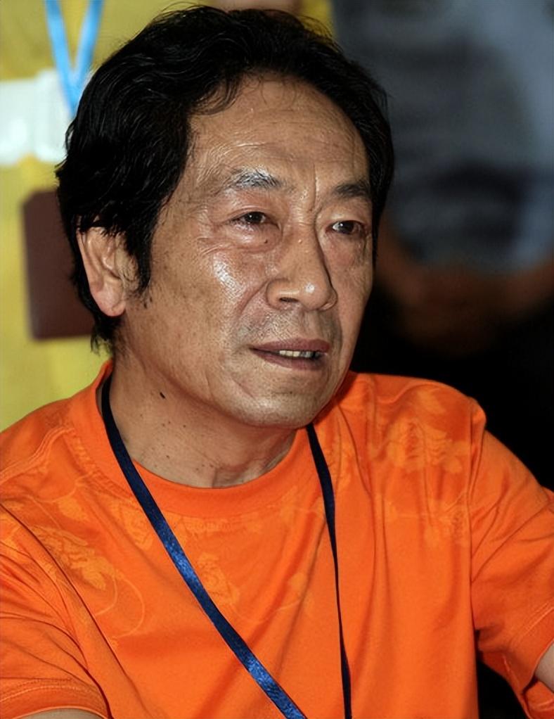 回顾77岁王奎荣现状:白发老态,儿子上小学,妻子风韵犹存