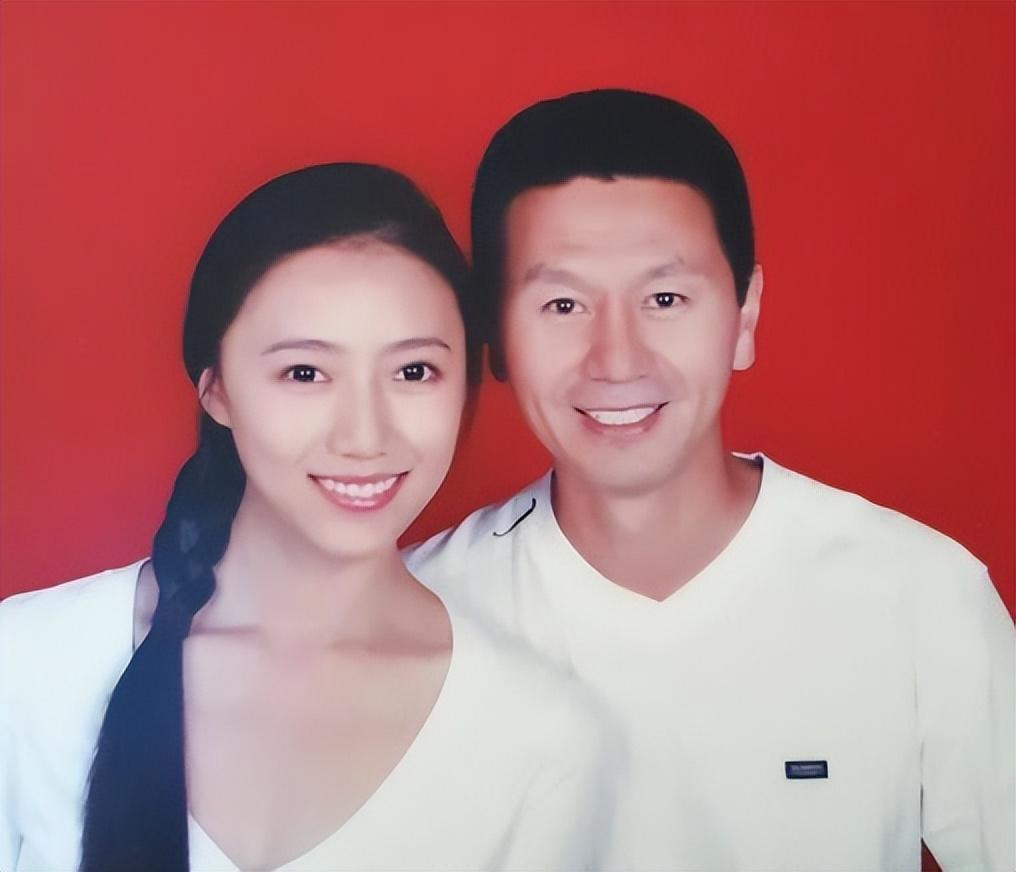 2006年9月9日,吴若甫和刘莎走进了婚姻的殿堂,正式登记领证,为他们的