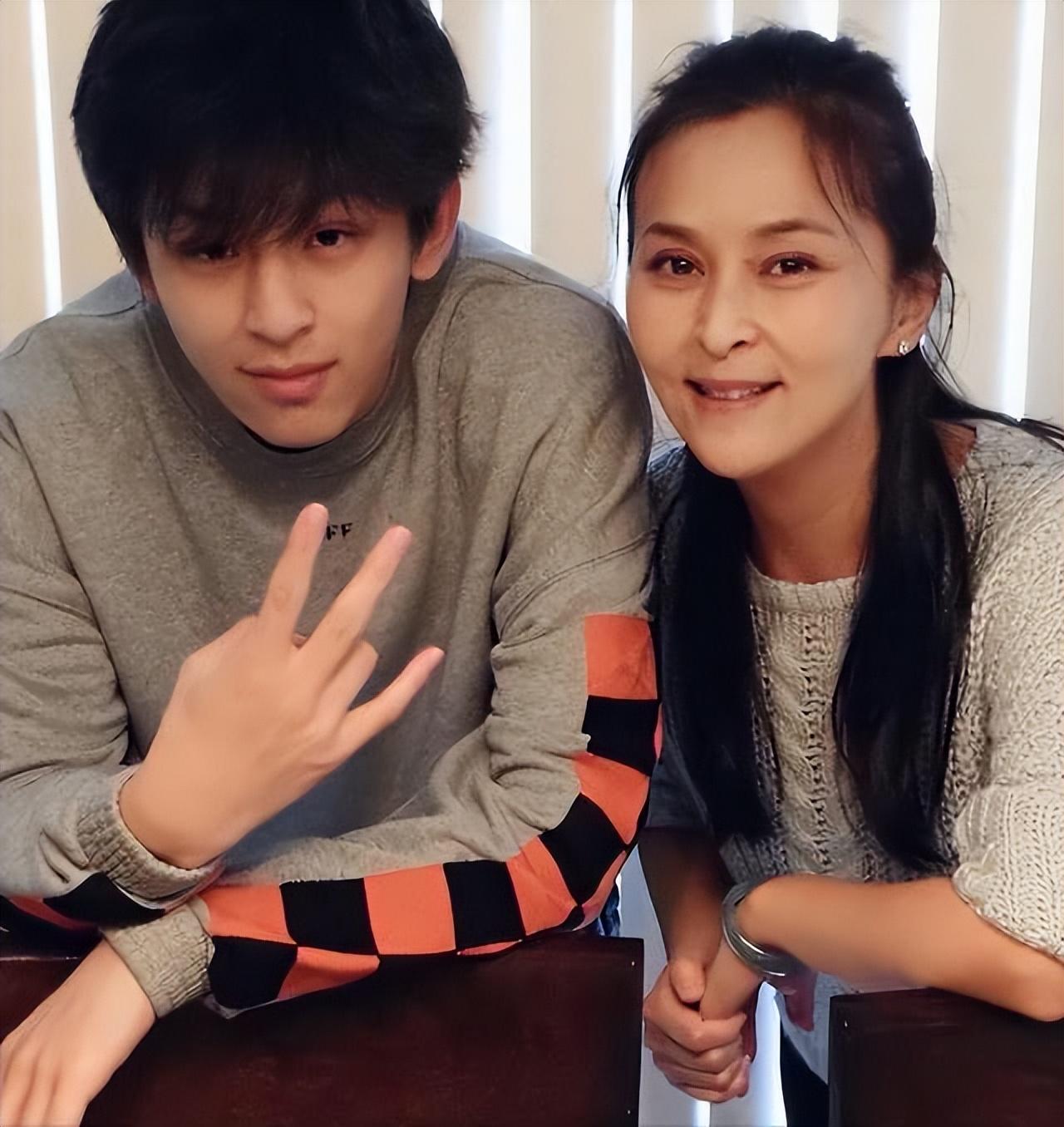 回顾何音与黄志忠离婚后再婚嫁小9岁丈夫一起养大前夫儿子