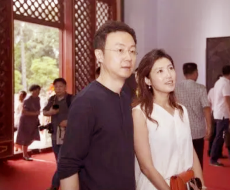 回顾主持人春妮坚持丁克17年二婚嫁给刚强41岁得子全家乐开怀