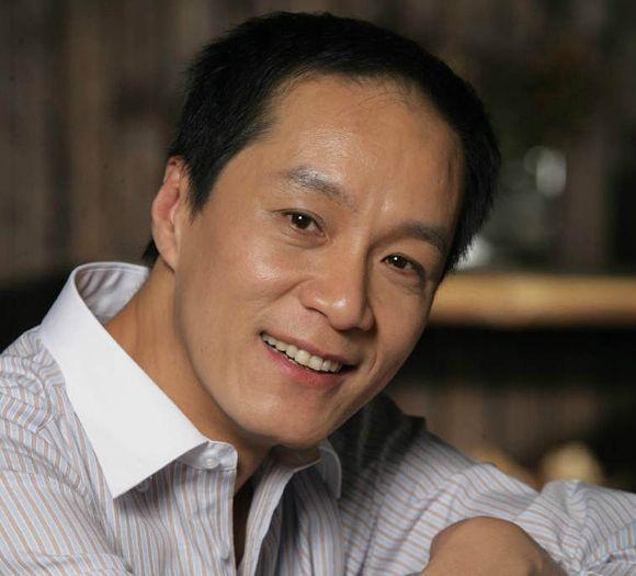 回顾冯远征因爱娶大8岁梁丹妮并且选择丁克现状如何