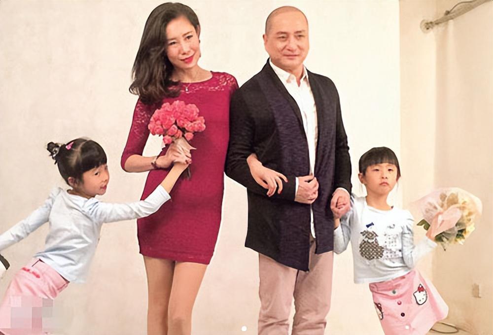 汤镇业和美女演员姜坤有过一段失败的婚姻,两人育有两子一女.