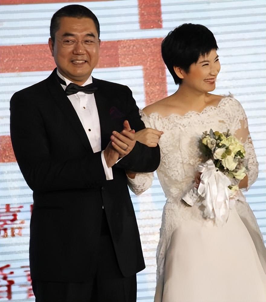 回顾董勇二婚娶小9岁女教师47岁才当爹如今一家三口其乐融融