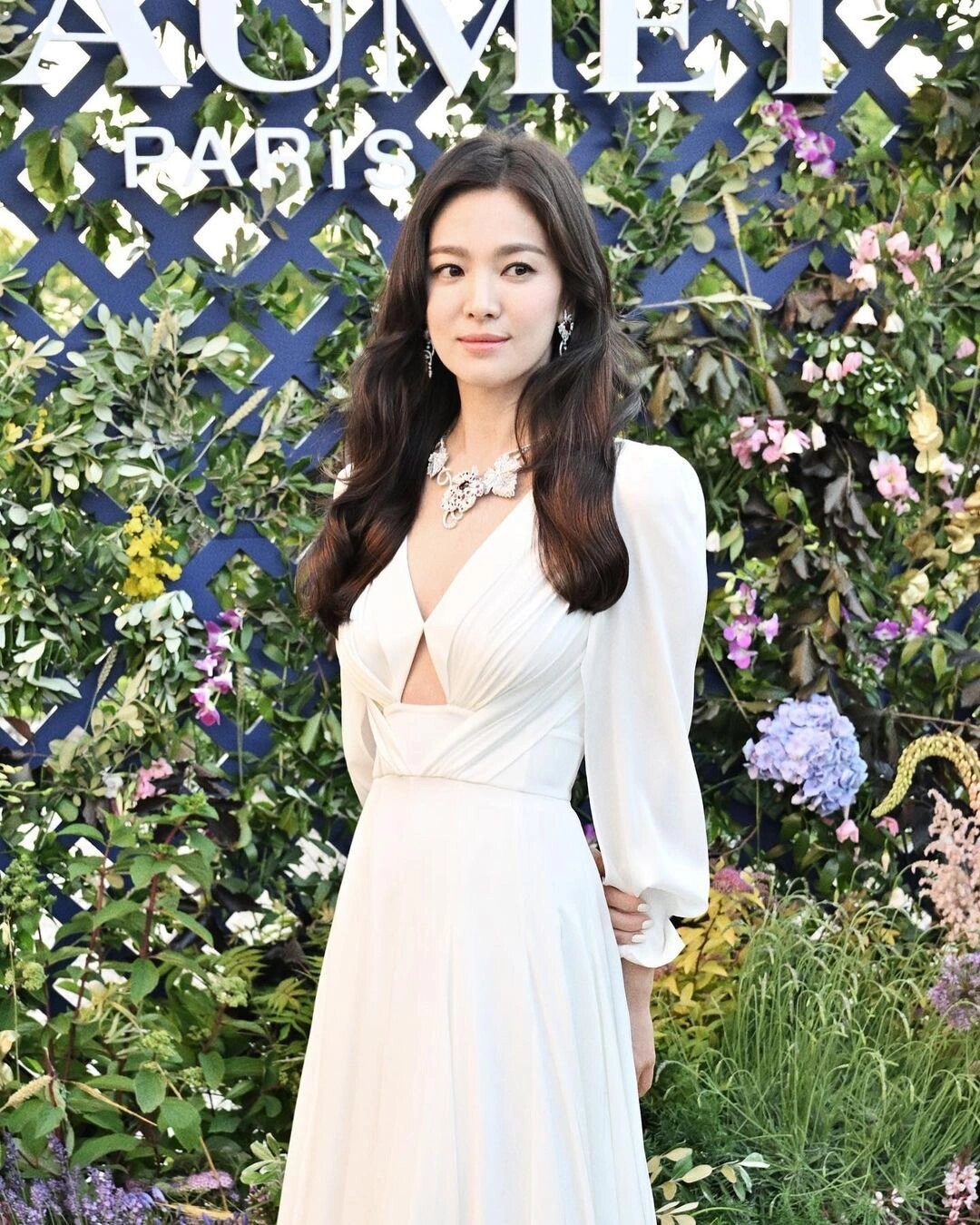 宋慧乔离婚后剪了波波头,穿西装 短裤去看show,42岁美出新高度