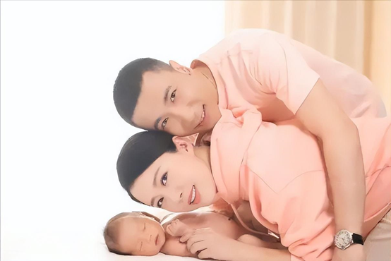 回顾美女嫦娥颜丹晨嫁小4岁同行44岁高龄产子越活越美丽