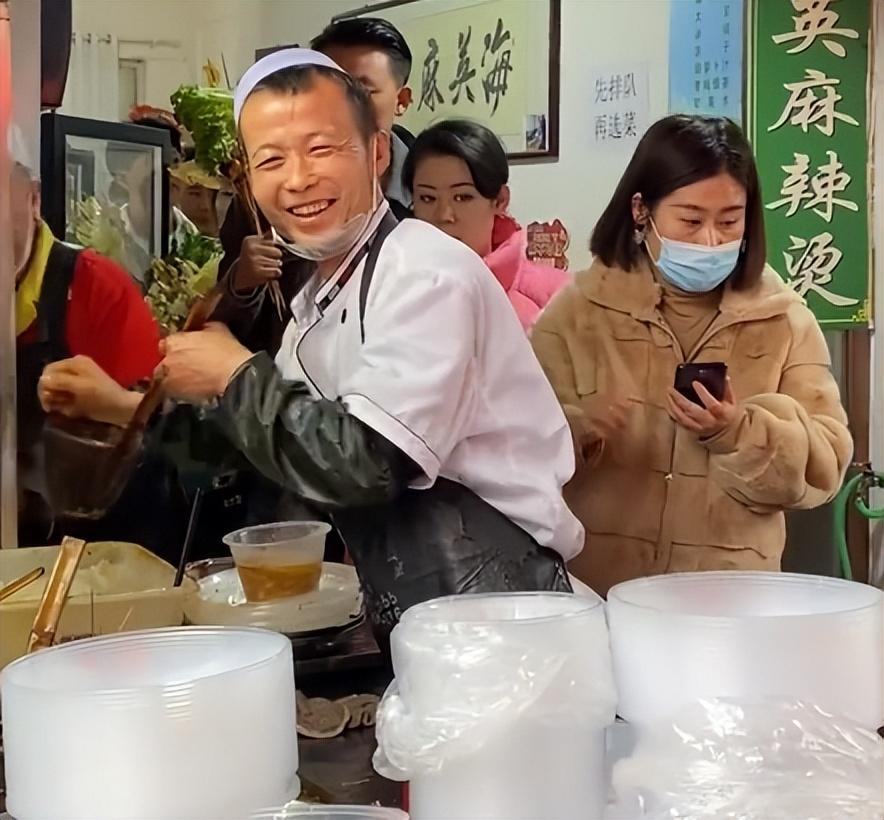 03麻辣烫老板累出"痛苦面具"