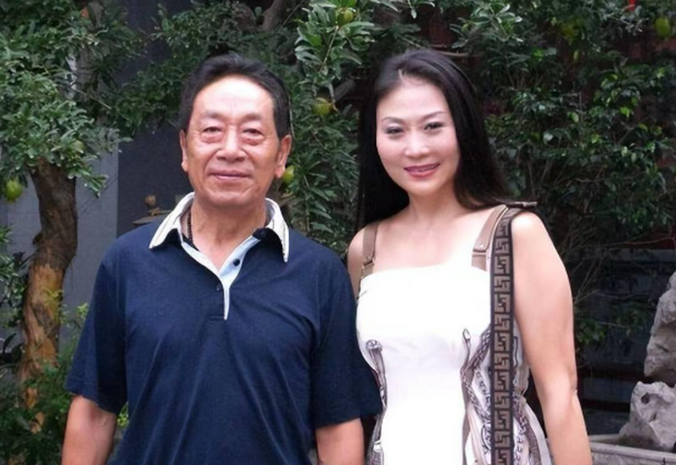 回顾77岁王奎荣现状白发老态儿子上小学妻子风韵犹存