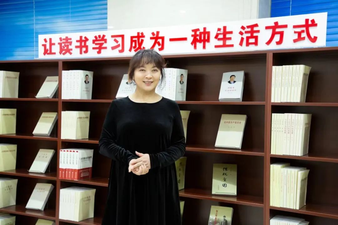 央视主持人张莉:曾是无数军迷心中的女神,与丈夫相识15天闪婚,如今