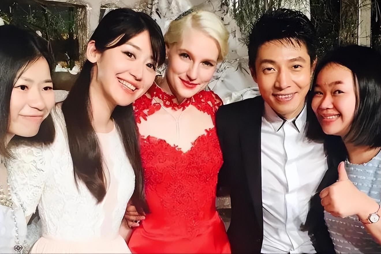 回顾撒贝宁独自带龙凤胎出行被背囊压的直不起腰狼狈却温暖