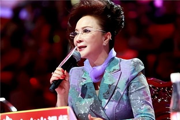 回顾蔡明从小品女王到被骂出春晚她到底哪一步做错了