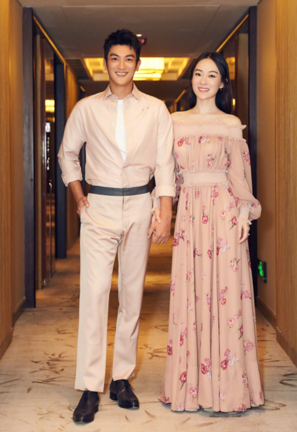 然而,杜江的阳光帅气和活力却像是一束光,在她的心里点燃了一丝亮色.