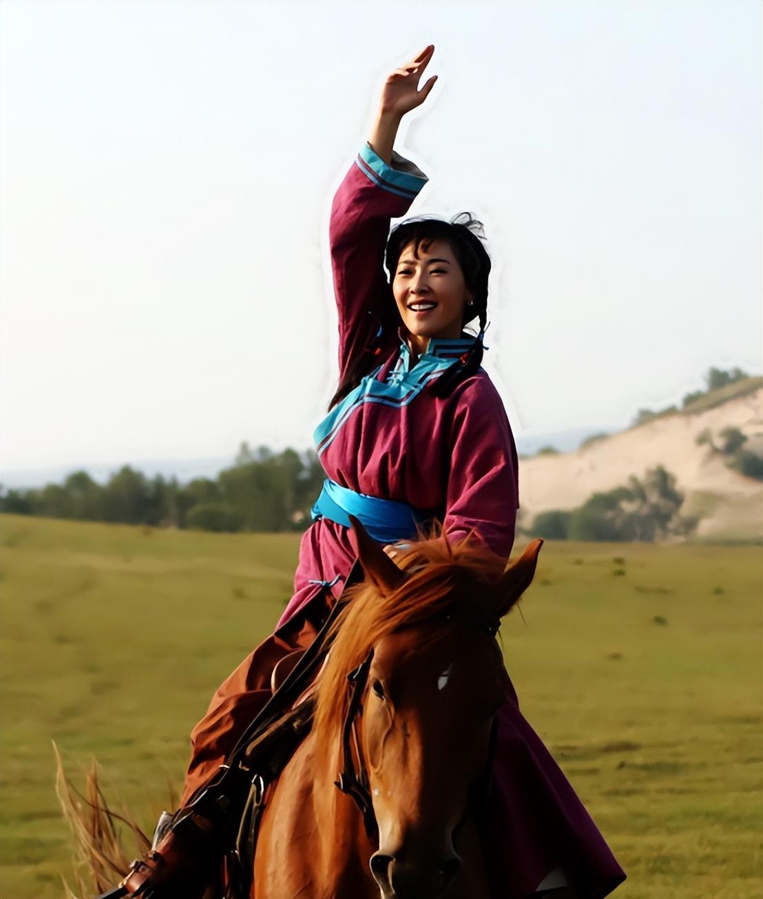 回顾阿斯茹怀孕后男友瘫痪照顾8年不离不弃两次错过婚礼成遗憾