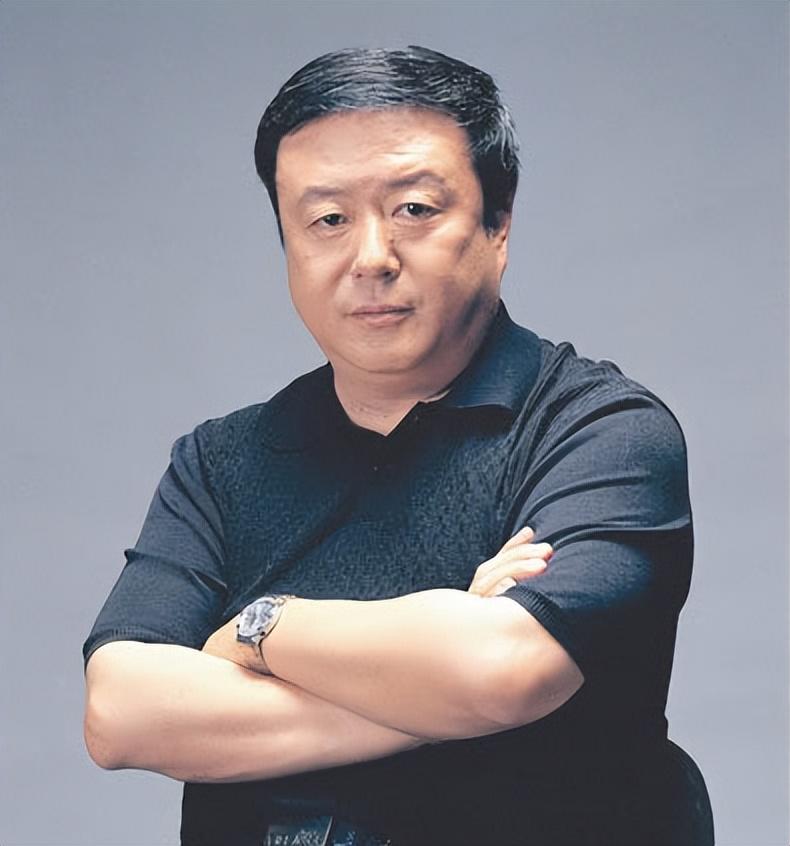 回顾:他因长相太帅,从工地"搬砖"到改行演戏,娶了经纪人为妻