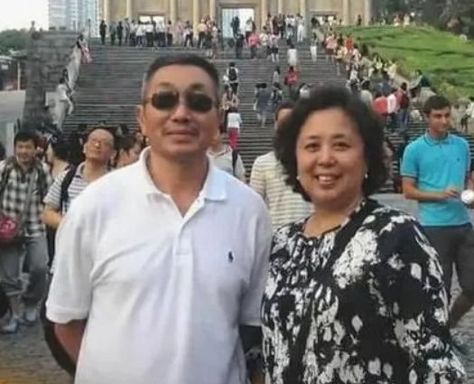 回顾老戏骨杜源4岁认识爱妻结婚40年无绯闻女儿是他的骄傲