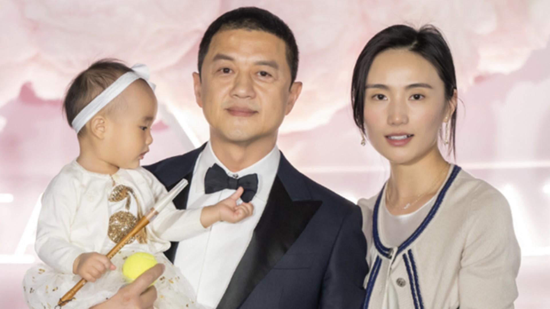回顾李亚鹏女儿李嫣在父母离异阴影下长大现父亲再婚我心疼母亲