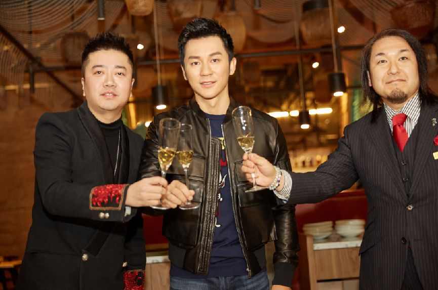 很多有钱人都喜欢豪车,但李晨为了开