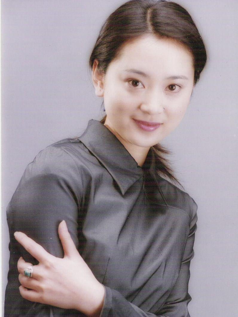 谢润是演艺圈的知名演员,参演过《田教授家的二十八个保姆》,《情深深