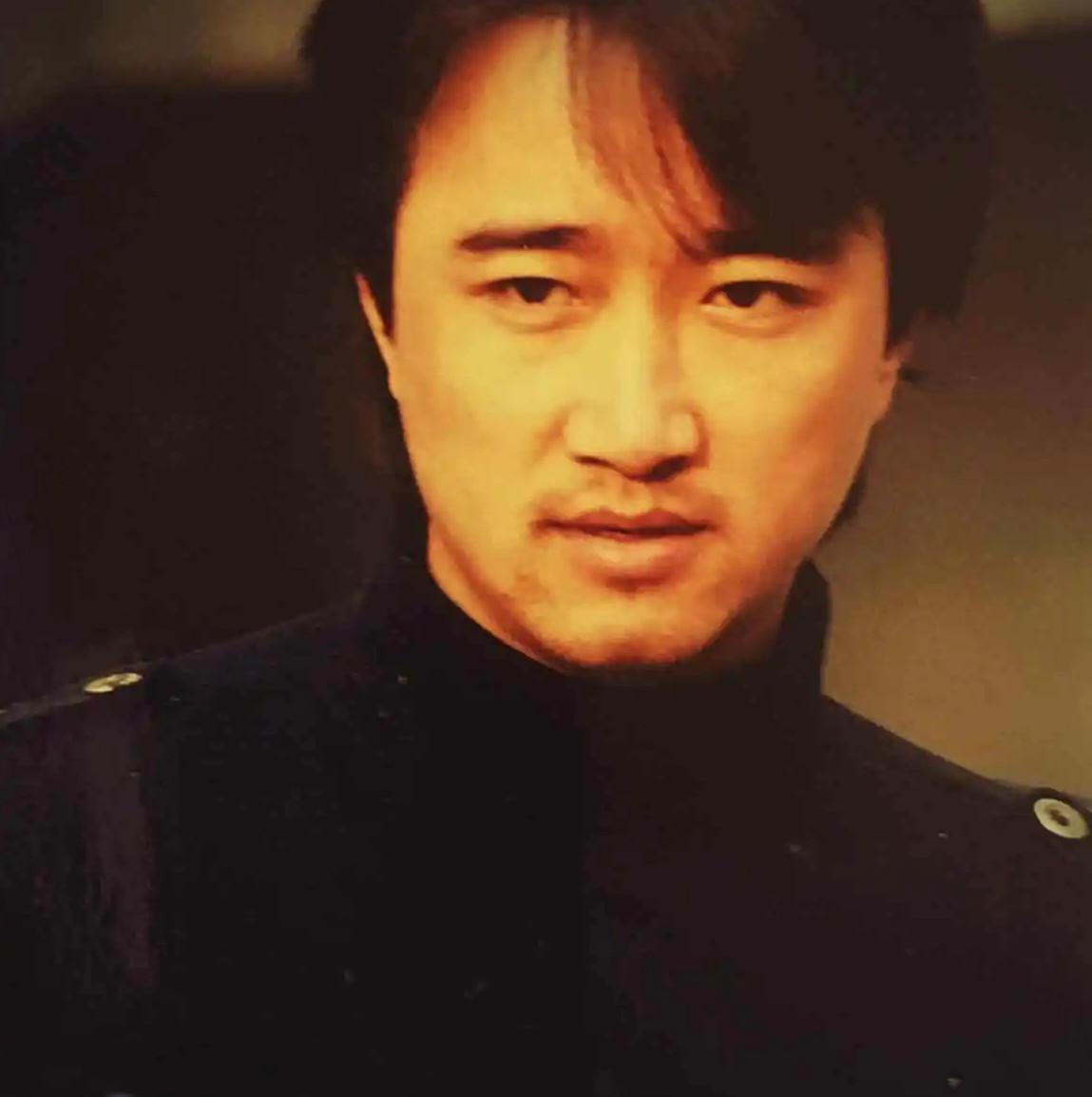 在剧组,她认识了饰演男主角的沈航,沈航比王茜华小1岁.