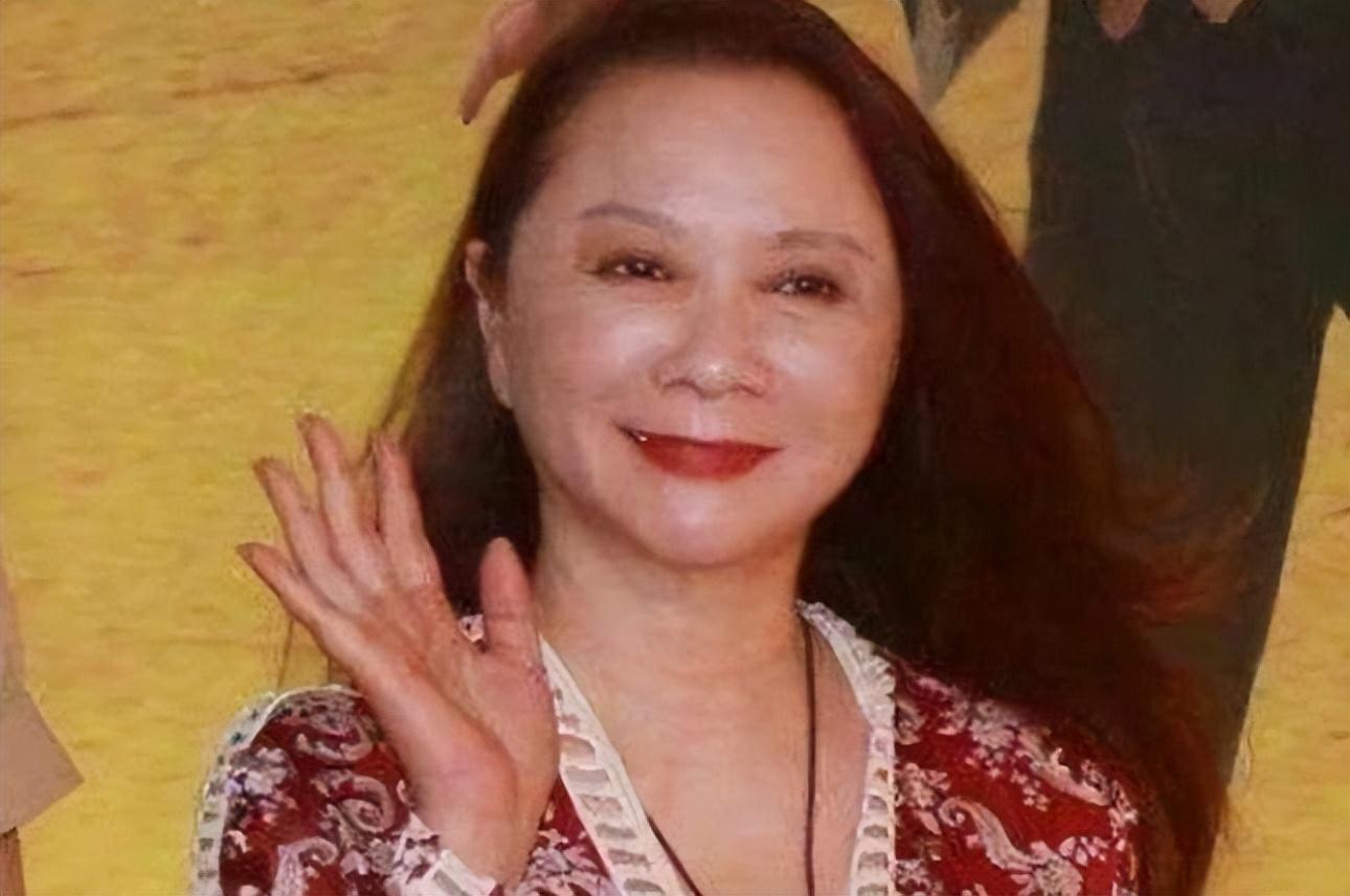 回顾蔡明从小品女王到被骂出春晚她到底哪一步做错了