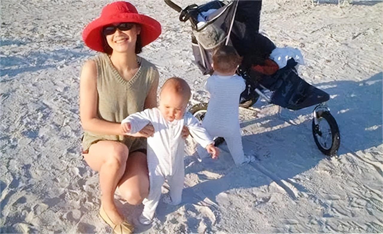 回顾主播姜丰:事业巅峰远嫁国外,与英国丈夫离婚后,53岁仍单身