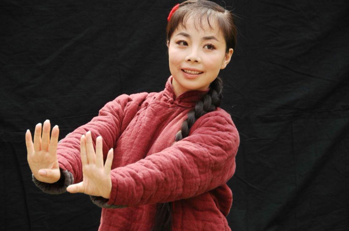 回顾王二妮星光大道走红放弃百万年薪嫁给农村丈夫比谁都清醒