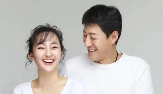 回顾辛月嫁给大13岁的于震婚后连生三胎如今婚姻状况如何