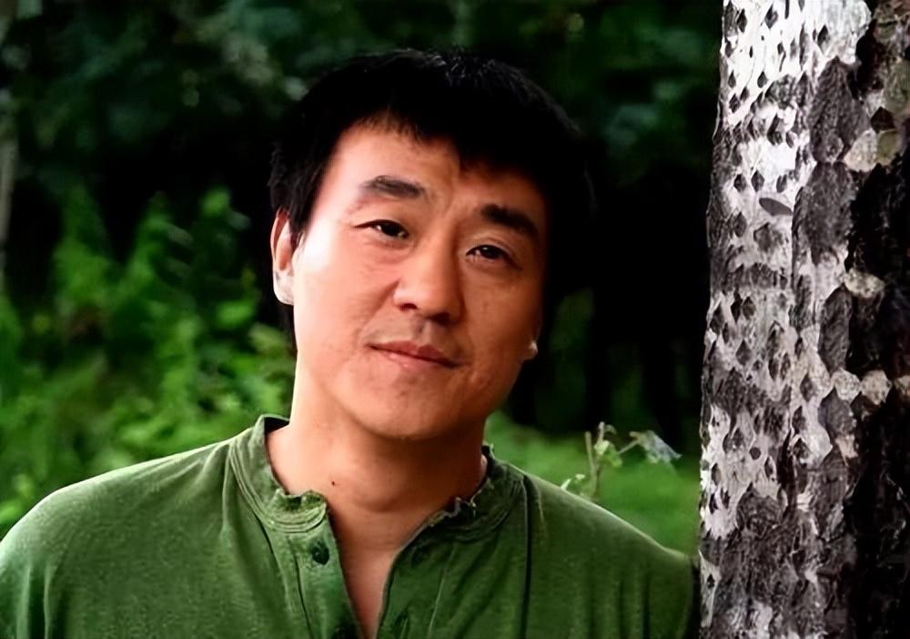 回顾演员何冰娶了初中同桌婚后事业蒸蒸日上赚的钱全部上交